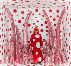 kusama-yayoi-_louis-vuitton-shop-window-display-with-tentacles_2012-2015_1500x1386