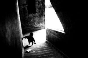 Retratos_Menino subindo a escada, Série Cortiços, 1997_WC
